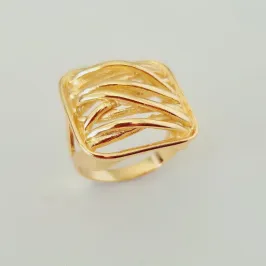 Anel com topo quadrado e riscado