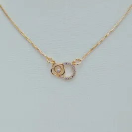 Colar com Pingente Circular Cravejado e Flor