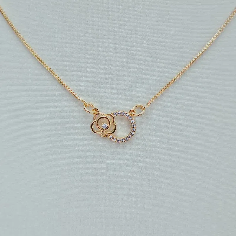 Colar com Pingente Circular Cravejado e Flor