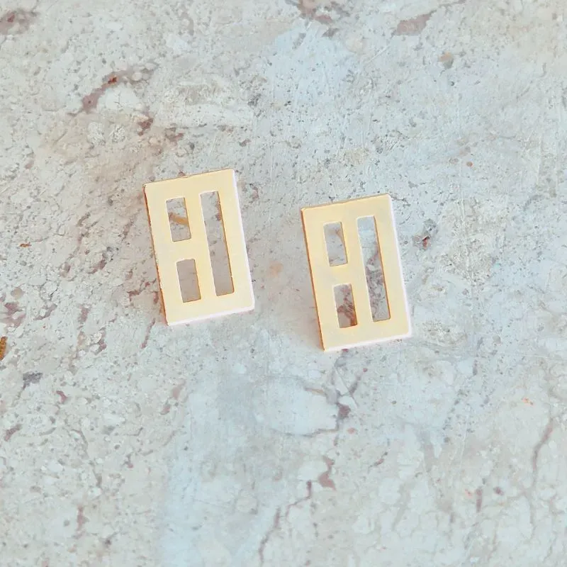 Brinco Fixo Retângulo Vazado 15x10mm