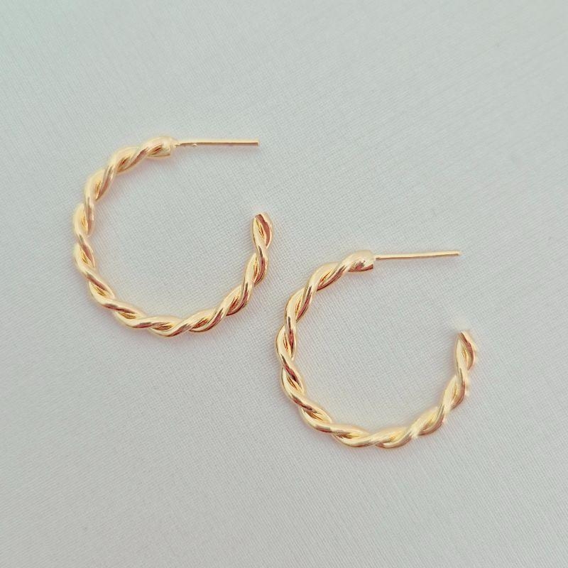 Brinco Meia Argola Trançada (M)