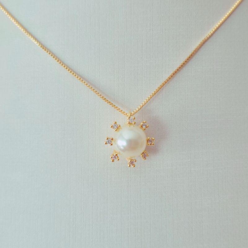 Colar com Pingente Cálice Cravejado Pérola 10mm