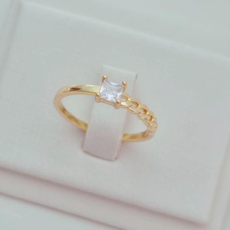 Anel com Zircônia Quadrada Cristal e Detalhe Corrente