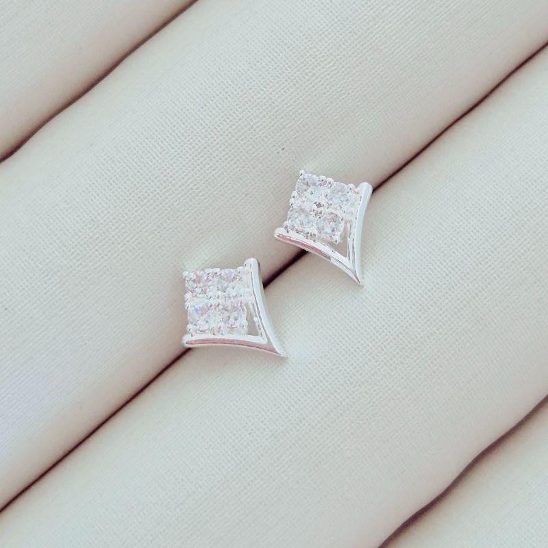 Brinco V com 4 Pedrinhas Zircônias - Banho Prata