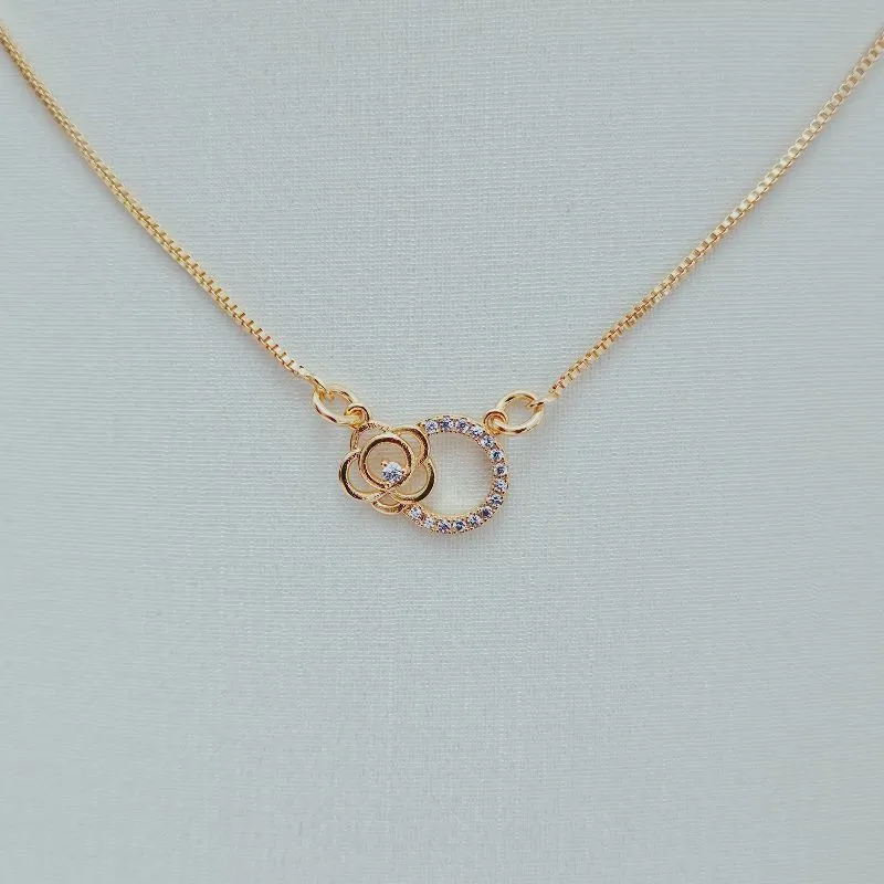Colar com Pingente Circular Cravejado e Flor