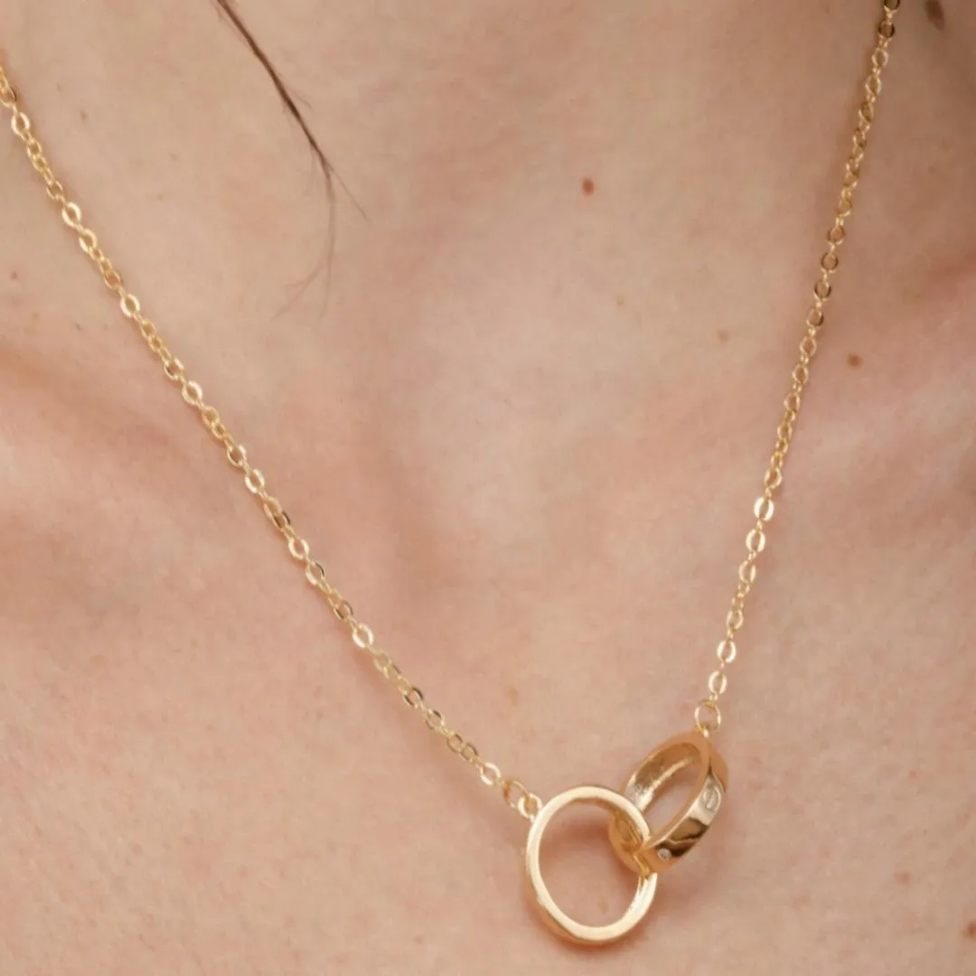 Colar Dois Anéis Entrelaçados Love Réplica Cartier