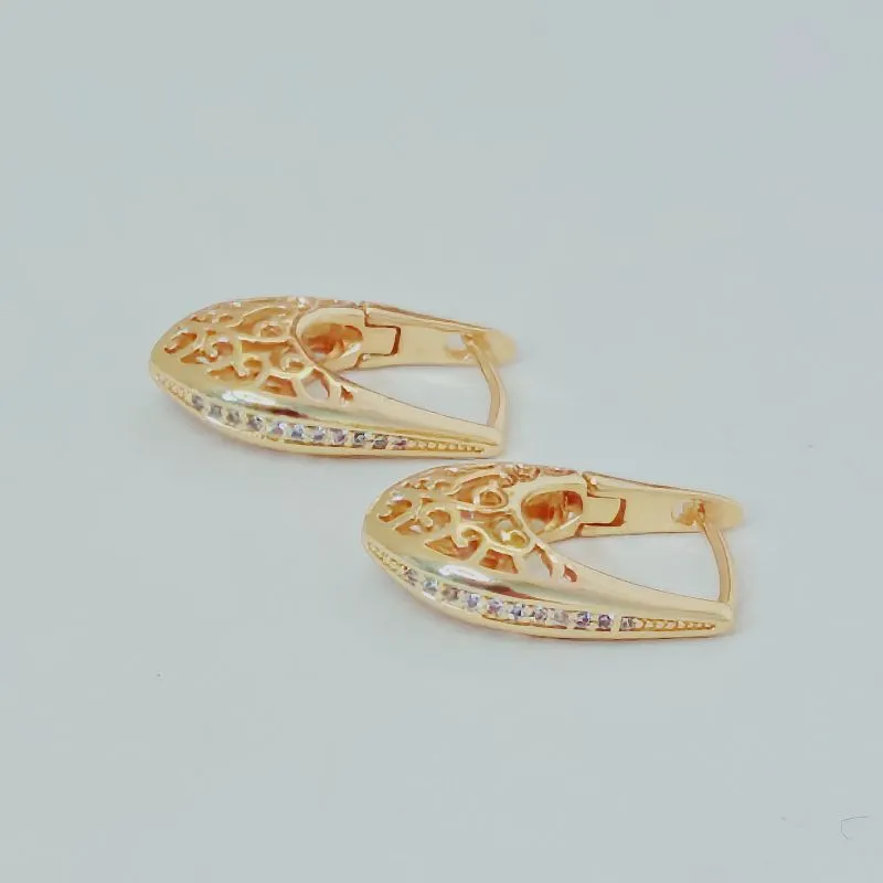 Brinco Argola com Detalhes vazados e Perfil Cravejado com Zircônias