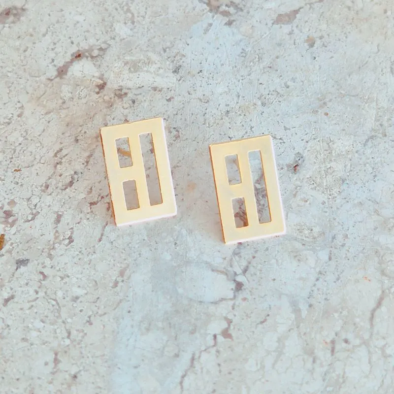 Brinco Fixo Retângulo Vazado 15x10mm