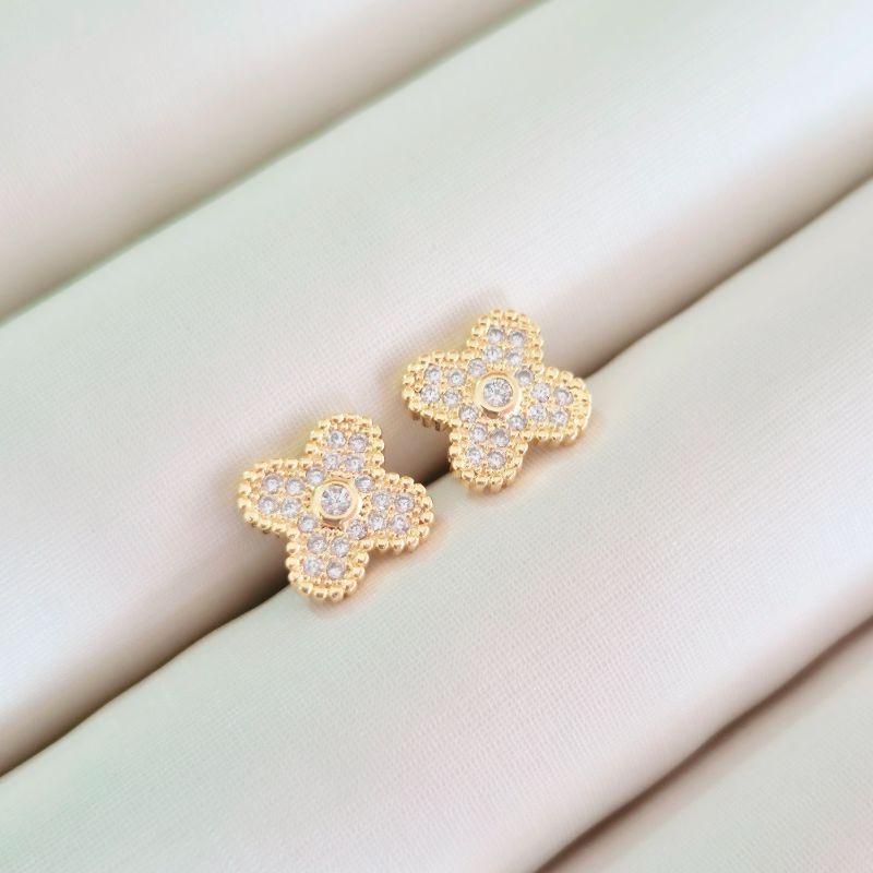 Brinco Trevo Cravejado Luxo