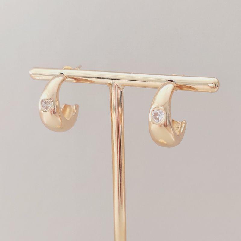 Brinco Meia Argola com Coração de Zircônia Cravado