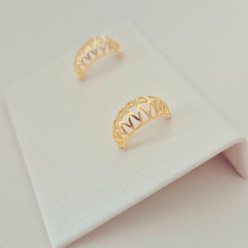 Brinco Meia Argola Detalhe Vazado