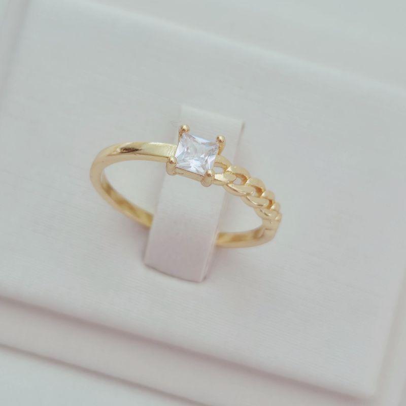 Anel com Zircônia Quadrada Cristal e Detalhe Corrente