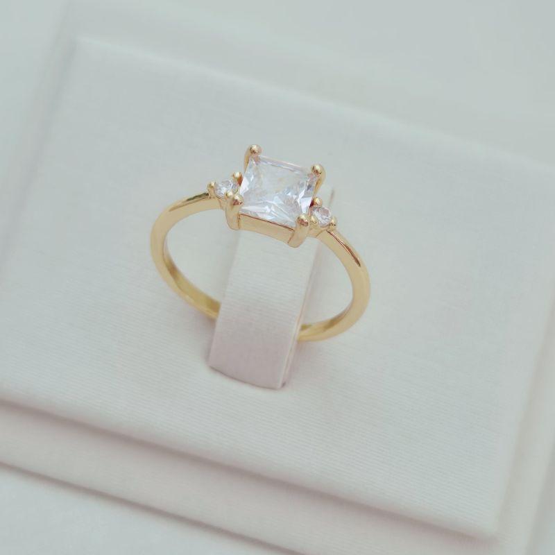 Anel Solitário Zircônia Quadrada Cristal e Pontinho Luz